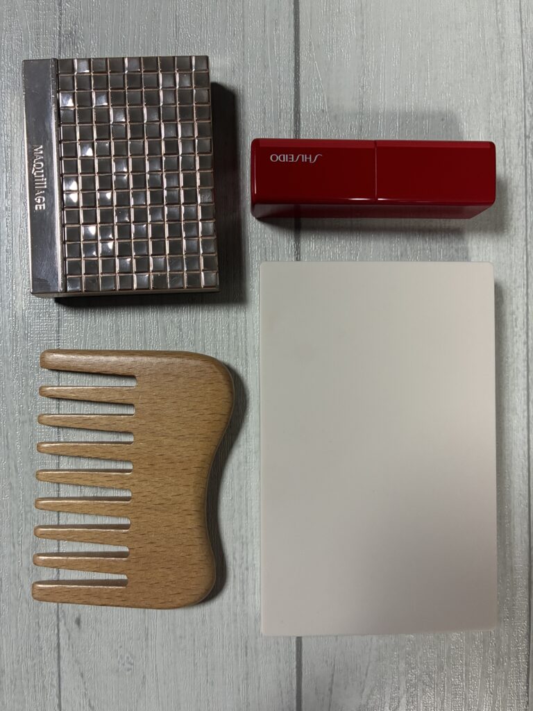 無印良品のヘアコームと化粧品の画像